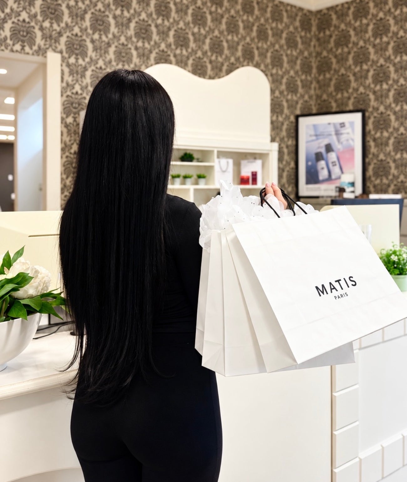 Une cliente à l'accueil du Spa Jouvence avec des sacs Matis